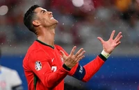HLV của Bồ Đào Nha tức giận đáp trả những câu hỏi khó về Ronaldo
