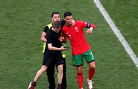 HLV Martinez lo sợ Ronaldo bị tấn công
