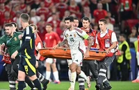Cảm động nghĩa cử của cầu thủ Hungary khi đồng đội bị gãy nhiều xương mặt 