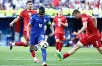 HLV Deschamps bênh vực cho màn trình diễn kém cỏi của đội trưởng Mbappe