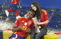 Cha của Yamal gây sốc với dự báo con trai giỏi hơn Messi