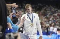 Truyền nhân của Michael Phelps gây náo loạn Olympic Paris 2024