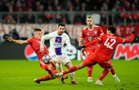 Tân binh của MU láu lỉnh hoán đổi vị trí của Messi và Ronaldo