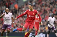 Virgil Van Dijk làm sáng tỏ hợp đồng với Liverpool 