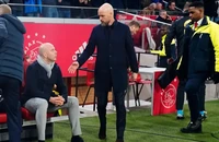 HLV Ten Hag 'ganh tị' với đồng nghiệp Slot của Liverpool