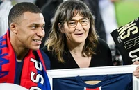 Mẹ của tiền đạo Mbappe đòi nợ PSG 