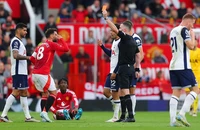 Lý giải việc đội trưởng Man United được hủy thẻ đỏ