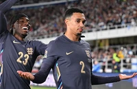 Grealish mất tiền sau cú sút phạt tuyệt đẹp của Arnold