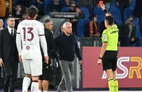 Lại bị trọng tài đuổi khỏi sân, HLV Jose Mourinho châm biếm sâu cay 