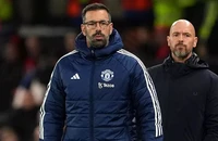 Nistelrooy bị nghi ngờ khi thay thế HLV Ten Hag vì quan hệ với Alex Ferguson
