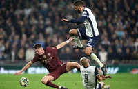 Tottenham và Aston Villa dễ hòa trong cơn mưa gôn