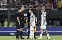 Sao Paraguay xoa dịu siêu sao Messi sau hành động thô thiển