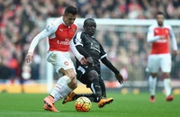 Arsenal cần bỏ Sterling để mang về tiền vệ Kante