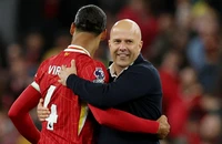 Virgil van Dijk tranh cãi với Kyle Walker và tâng bốc HLV Slot
