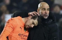 HLV Pep Guardiola nổi cáu và hành động kỳ quặc