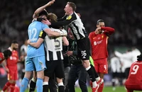 HLV Arne Slot bị tấn công sau thất bại của Liverpool ở Carabao Cup