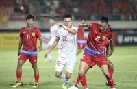 HLV Kim Sang-sik mệt mỏi tìm “sát thủ” cho tuyển Việt Nam