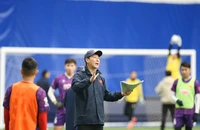 HLV Kim Sang-sik trong trận cầu lịch sử với Manchester United