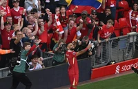 Tháo chạy khỏi sân Anfield sau khi Liverpool vô địch Premier League