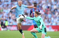 HLV Pep Guardiola đụng độ nảy lửa Henderson sau trận chung kết FA Cup đầy tranh cãi