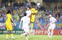 Lắt léo đến giờ chót ở cuộc đua vô địch và rớt hạng V-League 2024-2025