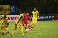 Thầy trò HLV Kim Sang-sik vượt khó ở Bukit Jalil