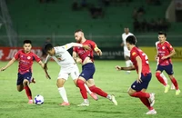 Những bàn thắng ‘lạ’ khiến cuộc đua trụ hạng V-League khó lường
