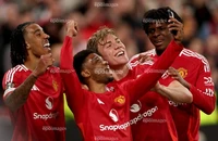 CLB Manchester United đứng dậy từ đống tro tàn