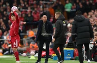 HLV Arne Slot bất lực nhìn đương kim vô địch Liverpool rơi tự do