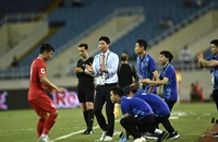 HLV Kim Sang-sik ‘chạy show’ với hai đội tuyển Việt Nam