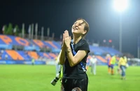 Nữ Chủ tịch xinh đẹp chơi độc và đẹp với U-22 Thái Lan