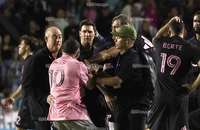 Kinh hoàng phút 88: Messi suýt đổ gục vì fan quá khích lao vào sân