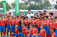 Khoảnh khắc trong mơ: Fan nhí không dám rửa tay sau khi bắt tay HLV Kim Sang-sik