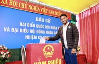 Clip: Tiền đạo nhập tịch Nguyễn Xuân Son đi bầu cử