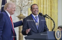 Sốc: Siêu sao Tiger Woods, bạn thân của Tổng thống Mỹ bị bắt sau cú lật xe kinh hoàng 