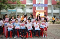 Xúc động Quả bóng vàng Hoàng Đức âm thầm chi 100 triệu giúp học sinh nghèo TP.HCM