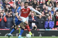 Cầu thủ Arsenal bị đấm mạnh vào mặt