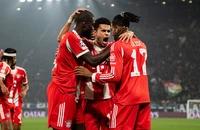 Bayern dễ thở, Arsenal bất an