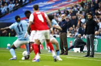 Arsenal đánh sập giấc mơ lật đổ của Man City