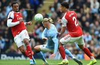 Arsenal thoát thẻ đỏ, Man City rộng cửa vô địch