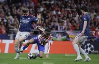 Arsenal mất oan phạt đền, Atletico thoát thua đầy tranh cãi