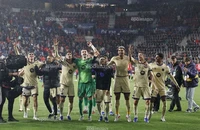 Real Madrid sảy chân, Barcelona lập tức lên ngôi La Liga