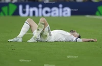 Sao Real gãy ngón chân, đau đớn ngồi ngoài trận Siêu kinh điển