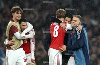 Wenger nói lời gan ruột sau khi Man City dâng cúp cho Arsenal