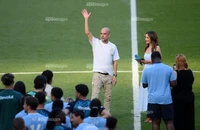 Pep Guardiola khóc nghẹn khi chia tay Man City