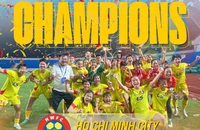 Bóng đá TP.HCM lại mang cúp về nhà