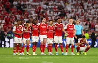 Arsenal gục ngã, bóng đá Anh ôm hận trước ngưỡng lịch sử