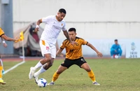 Trốn rớt hạng V-League nóng hơn đua danh hiệu