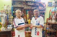 Chàng trai 36 tuổi Trần Đức Tuân và bộ sưu tập bóng đá có “1-0-2”