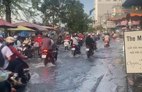 Nhiều tuyến đường tại quận 7 bị ngập do triều cường dâng cao